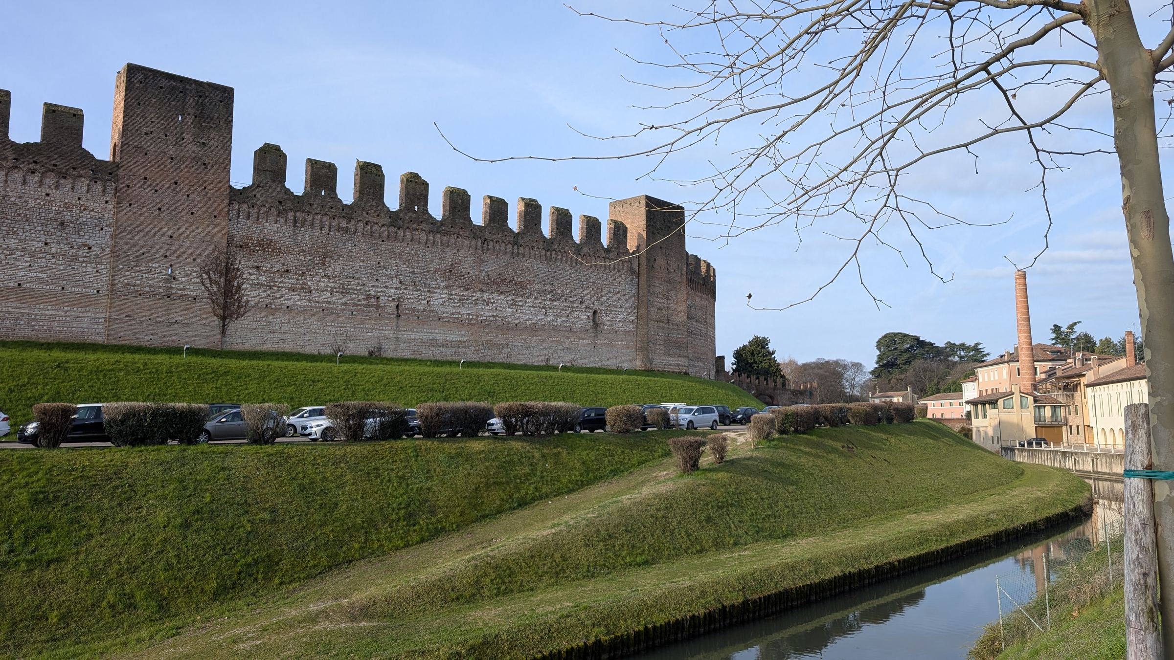 Le mura di Cittadella con il fossato, in una mattina d'inverno